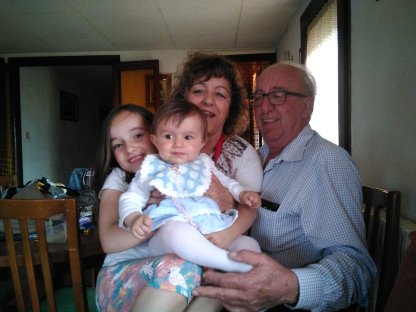 Avis i néts i tots contents