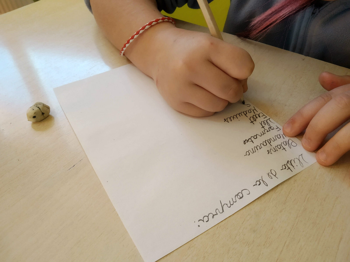 Prioriza la escritura manual, le beneficia