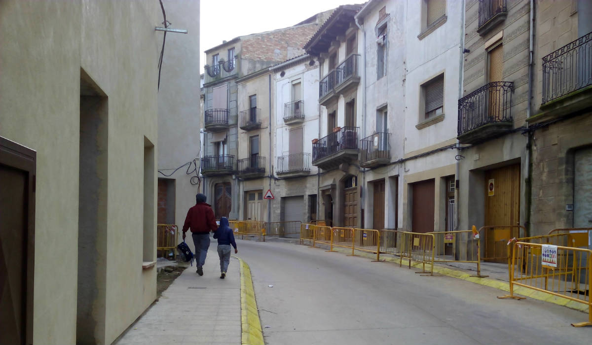 Li portes la motxilla perquè pesa?